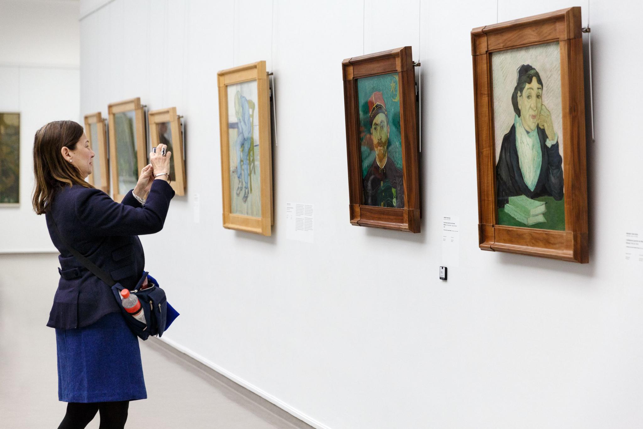 Large-Bezoeker in de Van Gogh Galerij - Visitor in the Van Gogh Gallery, photo_ Wieneke Hofland